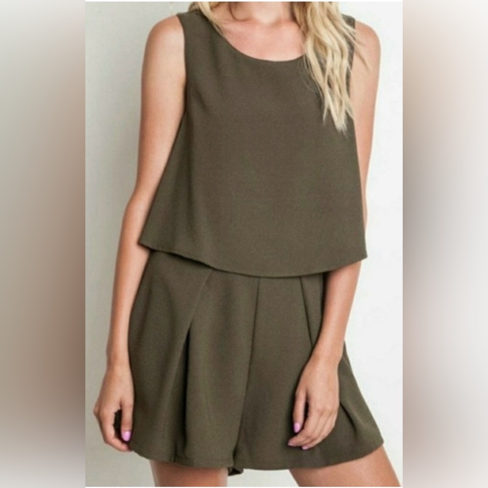 Umgee Olive / Green Open Back Romper Shorts, size Medium
